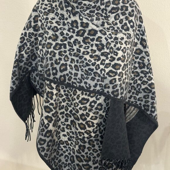 NWT CHICO'S Paisley Leopard Reversible Ruana - Picture 3 of 4
